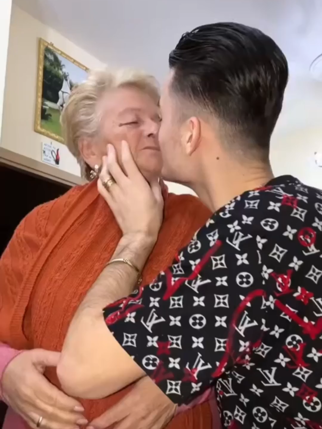 Este joven se casó con una mujer 25 años mayor que él #usa #fyp #noticias