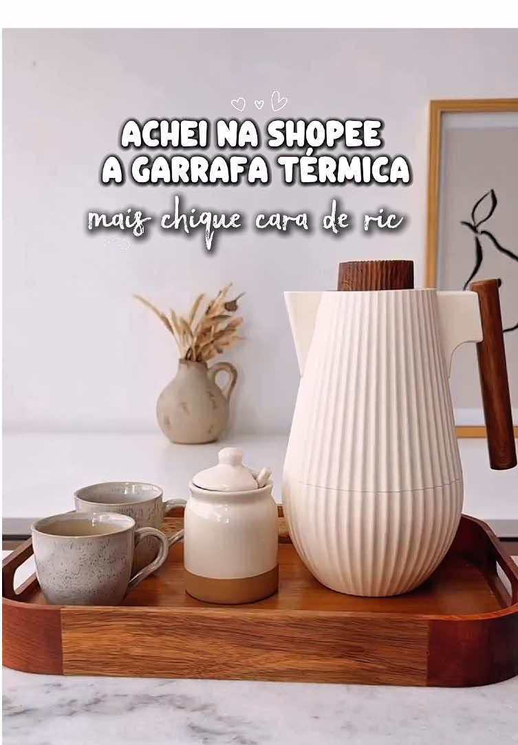 ✨ Dica boa é dica compartilhada ✨ ☕ Garrafa térmica de café 1L. Design moderno, alça de madeira, botão click abre e fecha. Disponível nas cores cinza ou branca. 🔎 Busque pelo ID na barra de pesquisa da Shopee: AHN-BZS-AAB #café #garrafatermica #cozinha #decoracao #achadinhos 