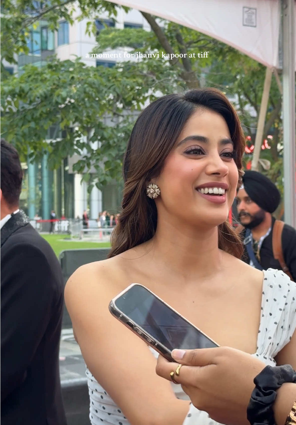 she’s even prettier irl 🥹💛 #jahnvikapoor #jhanvikapoor #homebound #tiff #bollywood 