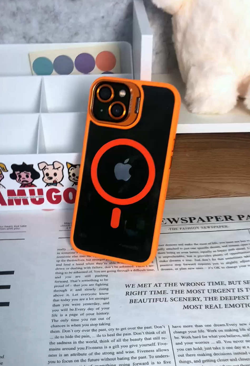Diseñada con un marco protector para la cámara que también funciona como soporte versátil para tu teléfono. Esta funda ofrece una protección superior para la lente y una experiencia de visualización estable sin usar las manos. Perfecta para el uso diario, viajes o trabajo. #CarcasaLuminosa#glowcase #iphone #fyp #nightlife   