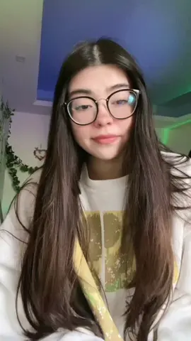 a veces llegan los días en los que me siento en el hoyo del que me costó tanto salir, me siento asfixiada, cansada y a veces hay días en los que siento que no puedo; escribí un poquito de como me sentía y que es lo que pasaba por mi mente cuando estaba en esos días. recuerden que la salud mental es importante, tener pensamientos s1c1d4s no es “normal”. no están solos nunca, pidan ayuda. ustedes, su vida es importante, los necesitamos aquí a todos. les mando un abrazo si están pasando por un momento complicado, si quieren a alguien con quien hablar, mis mensajes siempre estarán abiertos. 🫂🎗️💛 — #poesia #saludmentalyemocional #relatable #escrito #MentalHealth 🎗️