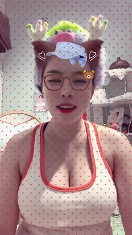 “Điều đau khổ nhất không nằm ở những câu chuyện bạn phải chịu đựng mà là bạn phải tiếp tục sống một cuộc sống bình thường khi mọi thứ bên trong gần như vỡ vụn. Bạn chỉ muốn yếu đuối, muốn khóc đến nỗi đôi mắt sưng to và không ngừng đau đớn nhưng bạn lại rửa mặt sạch sẽ, trang điểm để che đi những mệt mỏi, che đi những giọt nước mắt của tối đêm qua. Và bạn bắt buộc phải tươi vui, phải như chưa từng có những đớn đau trong lòng. Bạn chỉ muốn ngủ vùi để quên đi những mất mát, những khó chịu nhưng bạn phải bước ra đối diện với ánh nắng mặt trời, đối diện với trách nhiệm cuộc sống, đối diện với nỗi đau. Mọi thứ vẫn tiếp tục rực rỡ, vẫn tươi sáng, chỉ có bạn, chỉ riêng bạn không ngừng cảm thấy u ám và mờ mịt.”#CapCut @Sam India 