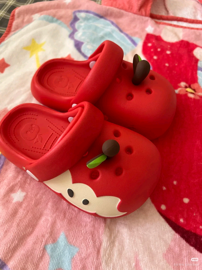Ôi đôi dép này đáng yêu xỉu 🍎🥹. Nhìn y chang quả táo cắn dở trong truyện cổ tích, vừa ngọt ngào vừa dễ thương. Đi vào chắc bước chân nào cũng “giòn rụm” như cắn táo vậy 🍏✨. #vairl #xuhuong #kittii😻👾 #hellokitty #vairl 