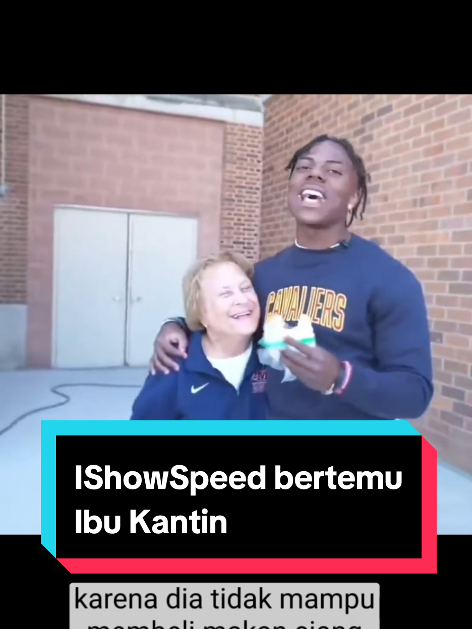 IShowSpeed tersenyum lebar setelah dia bertemu dengan ibu kantin sekolahnya dan ibu kantin tersebut memberinya camilan lama yang biasa dia makan gratis karena dia tidak mampu membeli makan siang di sekolah. #ishowspeed #canteen #lunchlady #snack #lunch