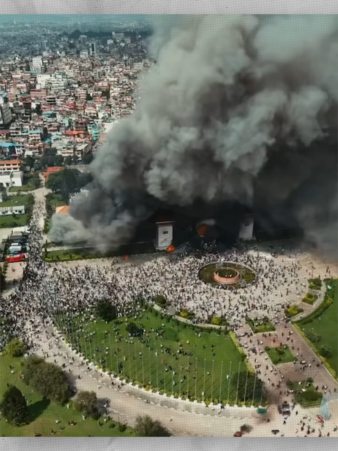 KATHMANDU, EQUATOR TV – Republik Demokratik Federal Nepal jatuh ke dalam krisis konstitusional pada Selasa malam (9/9/2025) setelah Tentara Nepal mengambil alih kendali pemerintahan. Langkah drastis ini menyusul eskalasi demonstrasi anarkis yang menewaskan sedikitnya 22 orang dan menyebabkan pengunduran diri serentak Perdana Menteri Khadga Prasad Sharma Oli beserta sejumlah menteri kunci. Hingga berita ini diturunkan pada Kamis (11/9), situasi di ibu kota Kathmandu dilaporkan tegang namun terkendali di bawah jam malam yang diberlakukan militer. Kronologi Kerusuhan Berdarah Krisis memuncak pada Selasa siang ketika aksi protes, yang awalnya menuntut reformasi kebijakan dan pemberantasan korupsi, berubah menjadi kekerasan. Massa dalam jumlah besar bergerak menuju pusat pemerintahan di Kathmandu. Situasi menjadi tak terkendali saat malam tiba. Massa yang marah menyerang dan membakar sejumlah simbol negara, termasuk gedung Parlemen, Mahkamah Agung, serta beberapa kantor kementerian. Kediaman pribadi PM Oli dan Presiden Ram Chandra Poudel juga tidak luput dari amukan massa dan dilaporkan mengalami kerusakan parah. Tragedi memilukan terjadi ketika istri seorang mantan perdana menteri dilaporkan tewas terjebak di dalam kediamannya yang turut dibakar oleh perusuh. Kekacauan semakin meluas dengan dilumpuhkannya Bandara Internasional Tribhuvan oleh massa dan aksi pembobolan penjara pusat yang membebaskan lebih dari 1.500 narapidana ke jalanan. Intervensi Militer dan Kekosongan Kekuasaan Menghadapi kelumpuhan total aparat sipil, PM Oli, Presiden Poudel, dan empat menteri lainnya secara resmi mengumumkan pengunduran diri mereka menjelang tengah malam. Keputusan ini menciptakan kekosongan kekuasaan (power vacuum) yang berbahaya di pucuk pimpinan negara. Dalam kondisi darurat tersebut, Tentara Nepal segera mengambil alih kendali. Pasukan bersenjata lengkap dikerahkan ke seluruh penjuru Kathmandu untuk membubarkan massa, mengamankan titik-titik strategis seperti bank dan pusat perbelanjaan dari penjarahan, serta memberlakukan jam malam yang ketat. 