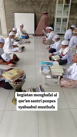 di antara kegiatan santri ponpes syabaabul.musthofa adalah menhafal al qur'an utk bekal mereka di kemudian hari , bgtu juga mereka mempelajari kitab kuning serta ilmu alat lain nya.. smga sukses dunia dan akherat..amiin.. #syabaabulmusthofa  #santripondokpesantren 