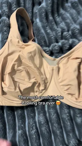 Seriously this has to be the most comfortable and cooling bra ever. I wish I had this at the beginning of summer! 🥵 #hsia #hsiabra #bras #comfybra #OOTD 