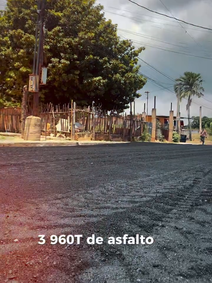 Corredor vial Las Peonías recibe Plan Estadal de Asfaltado para favorecer a más de 18.000 habitantes Para favorecer a más de 18.000 habitantes de la parroquia Idelfonso Vásquez, este miércoles 10 de septiembre el gobernador del Zulia Luis Caldera, dio inicio a los trabajos en el corredor vial Las Peonías a través del Plan Estadal de Asfaltado, que se extiende por distintas comunidades de la capital zuliana, así como en diversos sectores de municipios como San Francisco y Cabimas. El mandatario zuliano dio detalles de este nuevo abordaje que mejora el tránsito vial y las conexiones terrestres de los sectores, contribuyendo en el buen vivir de la gente: “Son 3.2 kilómetros lineales donde se colocarán 3.960 toneladas de asfalto en caliente tipo tres, para beneficiar a 18.000 habitantes, dos comunas, 21 consejos comunales y tres líneas de transporte, Las Peonías, Cujicito-Catatumbo y Las Tuberías”, detalló. Además del impacto positivo a las comunas Nupunala Wamouin Chávez y Renacer de un Pueblo, con 2.447 familias la primera y 3.117 la segunda; lo hace en el área de salud, beneficiando el Ambulatorio I Santa Inés y el Área de Salud Integral Comunitaria (Asic) Catatumbo; así como en la educación, para la UEA Madre Elisa Jaramillo, UE Nuestra Señora del Sagrado Corazón, UE Indio Mara y el Centro Cultural Catatumbo. Indicó que las obras forman parte del Plan Zulia en el Oeste que se continúa desplegando para el bienestar de las parroquias y comunidades de esta zona de la capital zuliana, donde además de asfaltado también se atiende el área de luminarias, sustitución de colectores y en el tema de agua potable, entre otros trabajos.  La acción es gracias a un trabajo conjunto entre la Gobernación Bolivariana del Zulia, el Gobierno Nacional del presidente Nicolás Maduro, a través del Ministerio del Poder Popular para el Transporte, la Alcaldía Bolivariana de Maracaibo y el Poder Popular por medio de las Comunas. El gobernador Caldera resaltó el papel protagónico de los habitantes de la parroquia Idelfonso Vásquez, acompañado de voceros y voceras de las comunas, del jefe de la Ubch Juan José González; del diputado del Consejo Legislativo del Zulia, Enrique Batista y de representantes del Área de Salud Integral Comunitaria (Asic).   Emilva González, habitante de la comunidad Indio Mara, afirmó que son muchos los años con esta vialidad totalmente abandonada que la convertía en intransitable: “Estamos agradecidos con el presidente Nicolás Maduro y con el gobernador Luis Caldera, por habernos tomado en cuenta y ejecutar este gran trabajo, que cambia la historia de calles abandonadas de nuestra comunidad”, afirmó.