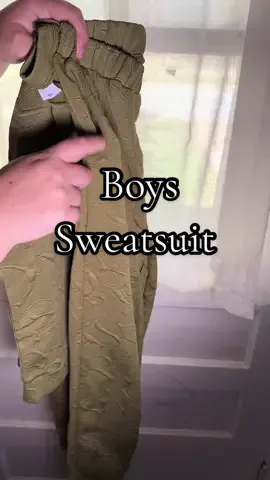 Boys Sweat Suit great for fall and winter! #Boysset #BoysClothes #BoysFashion 