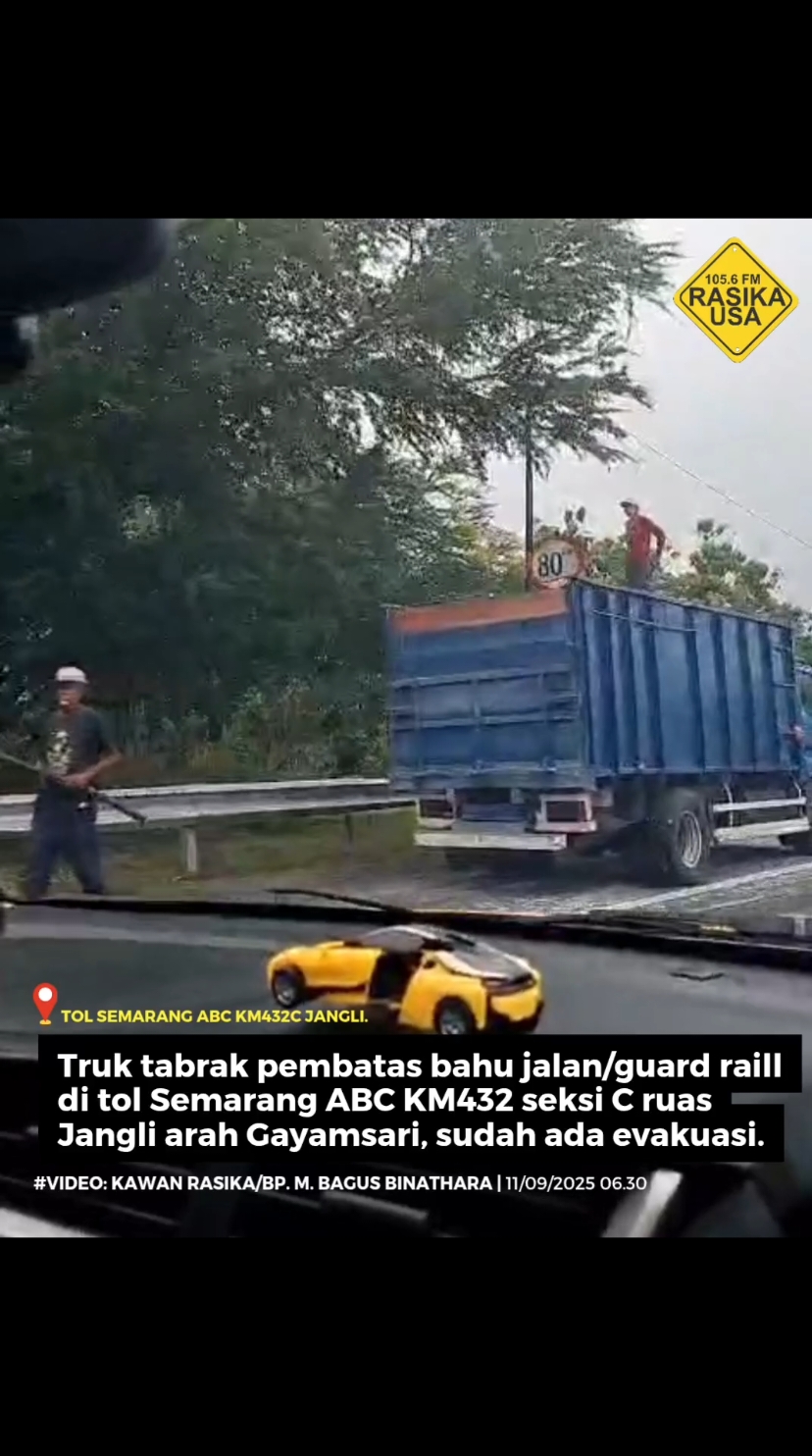 #infojalantol #infokejadian #UpdateLalin 11/09/2025 06.30 Dilaporkan terjadi insiden laka lantas informasi sementara tunggal, truk menabrak pembatas luar jalan/guard raill tol Semarang ABC KM432 seksi C ruas Jangli arah Gayamsari. Rusak cukup parah di bagian kabin truk, petugas sudah luncuran ke lokasi kejadian. (UPDATE 06.50) Padat sekali ini arus lalu lintasnya saya antre mulai bawah jembatan Candi Golf, tadi saya lihat sudah ada medis sedang evakuasi supirnya. Info: Bp. dr. Setiadi. (UPDATE 07.30) Korban sudah berhasil di evakuasi. Truk sedang di derek saya lihat dan antreannya sudah sampai interchange Jangli itu, panjang sekali. Info: dr. Arif Ridha. (UPDATE 08.00) Evakuasi sudah selesai ya mas, lalu lintasnya sudah lancar kembali, yang antre di belakangnya harap sabar. Info: Bp. Berkah Pioner. Berbagi informasi dan atensi melalui WhatsApp Rasika 081 32 5858 500. #kecelakaan #kecelakaantruk #tolsemarangabc #jalantolsemarang #semarang #semaranginfo #semarangupdate #lalulintassemarang #lalinsemarang 