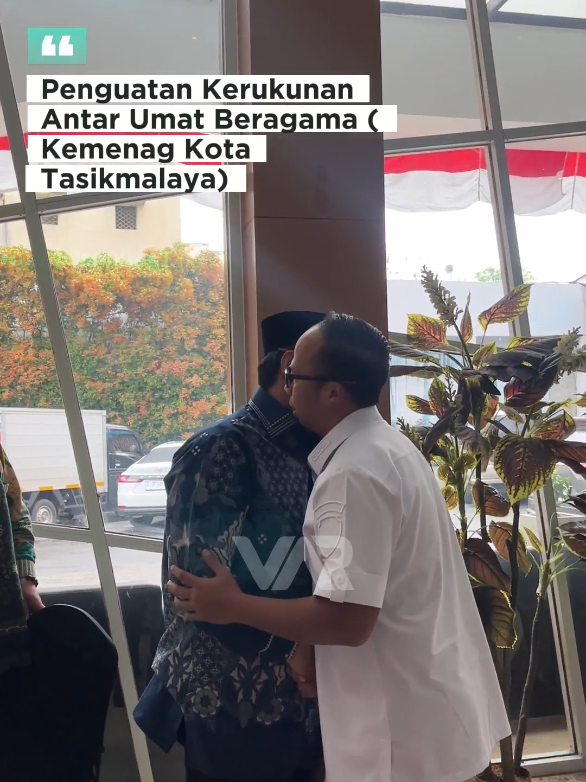 Tasikmalaya (10/9/2025) – Wali Kota Tasikmalaya, Kang Viman Alfarizi, membuka kegiatan Penguatan Kerukunan Umat Beragama melalui Early Warning System (EWS) yang digelar Kemenag Kota Tasikmalaya.  📌 EWS hadir sebagai strategi deteksi dan pencegahan konflik agar potensi gesekan bisa ditangani sejak dini. Bukan hanya soal deteksi, tapi juga membangun komunikasi lintas iman, lintas generasi, dan memperkuat dialog damai. Kegiatan ini dihadiri oleh Kepala Kanwil Kemenag Jawa Barat H. Dudu Rohman, Forkopimda Kota Tasikmalaya, Forum Kerukunan Umat Beragama (FKUB), tokoh lintas agama, akademisi, hingga ormas, yang menegaskan pentingnya kolaborasi menjaga harmoni. “Kerukunan adalah kunci persatuan. Perbedaan itu rahmat, tapi jika tidak dijaga bisa jadi gesekan. Dengan EWS, kita bisa lebih peka dan tanggap agar Tasikmalaya tetap damai dan kondusif,” tegas Kang Viman. Acara ini juga sejalan dengan visi Kota Tasikmalaya sebagai kota Religius, Inovatif, Maju, dan Berkelanjutan, di mana religius berarti mampu hidup damai, saling menghormati, dan menghargai perbedaan. Dengan sinergi semua pihak, kerukunan bukan sekadar slogan, tapi benar-benar hidup dalam keseharian warga Tasik. #EWS #PemkotTasikmalaya #WalikotaTasikmalaya #VimanAlfarizi #VimanWalikotaKita 
