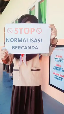 🚫 STOP 🚫 NORMALISASI CANDAAN NAMA ORANG TUA 😥 ITU BUKA JOKES TAPI BULLYING VERBAL🔶️ Bercanda pakai nama orang tua itu sama saja menghina keluarga temanmu.🚫 Ceria boleh, tapi jangan sampai melukai. Nama orang tua bukan bahan lelucon.💬 Hormati orang tua temanmu. Kalau kamu menertawakan mereka, sama saja kamu menertawakan perjuangan mereka membesarkan anaknya.  🙏☺️ Yuuk jadi anak berakhlak mulia bertauhid dan beradab🤲🤗 #normalisasi #bercanda #nama #orangtua #jadilah_anakceriatanpaMENGHINA