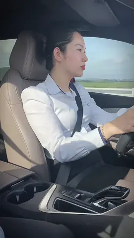 Họ hỏi tôi “ làm thế nào để tôi vượt qua những giai đoạn kinh khủng ấy”.  Tôi cười, vì đến tôi cũng chẳng biết nữa. Ngoài chấp nhận ra thì tôi có làm được cái gì nữa đâu. #fypシ 