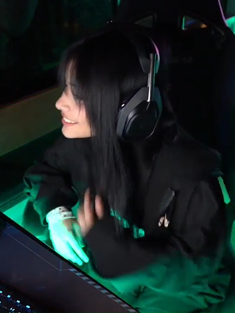 airita se pasa de fría y hace stream en el setup de daarick. canta 40 y 20. #airita #daarick #kick #kickperu #chou