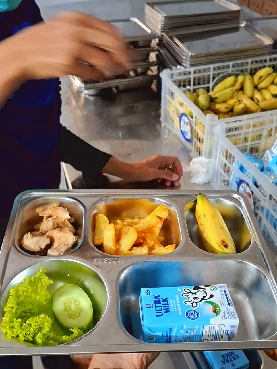 today's menu potato wedges dan ayam lada hitam. Gimana menu hari ini guys? #makanbergizigratis #mbg #sppgkarangwage 