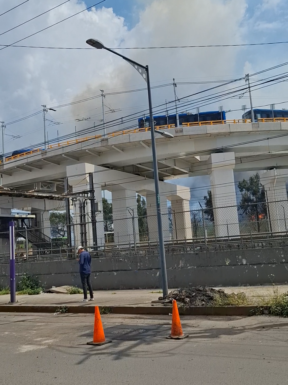 Esto fue exactamente después de la explosión que hubo en el Puente La Concordia, en Iztapalapa. Perspectiva desde Metro Santa Marta.  (Al final se alcanza a ver el fuego) #cdmx #iztapalapa #accidente #informacion #viral 