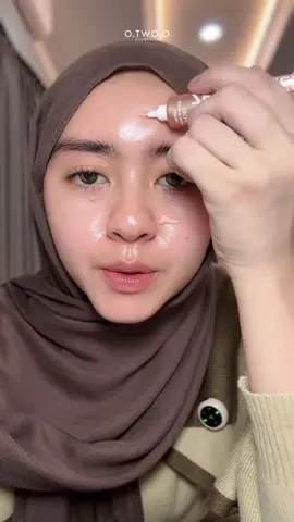 /Tahan lama hingga 24 jam tanpa menggumpal atau belang. Cobalah ini jika Anda menginginkan dasar riasan yang sempurna!    Daily-100925-SC032-Rizky-18
