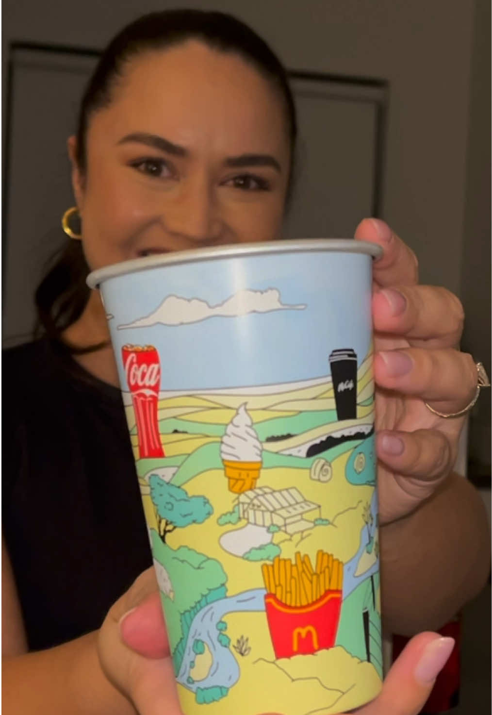 @Maccas NZ Go “Feast Mode” is here! With any large combo + $2 you can get a colour-changing cup! There are 4 to collect 🥤 Simply pour your chilled Coke Zero and see the magic ✨ this was a PR pack and I was under no obligation to post but this has to be the best PR pack to come home too. Coke Zero is my absolute favourite, Maccas are a beloved comfort meal and I get the meanest chilly bin for Summer😍  @thisismango #mcdonaldsnz #aucklandfoodie #aucklandeats #maccas #cokezero 