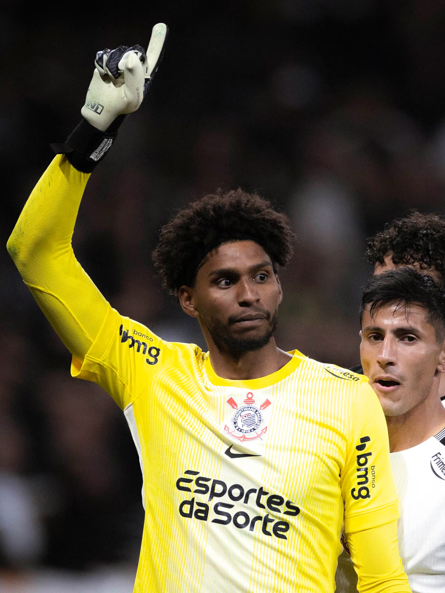 Narradores explodem narrando a defesa de Hugo Souza em @corinthians 2 x 0 @athletico #shorts #corinthians #futebol #react