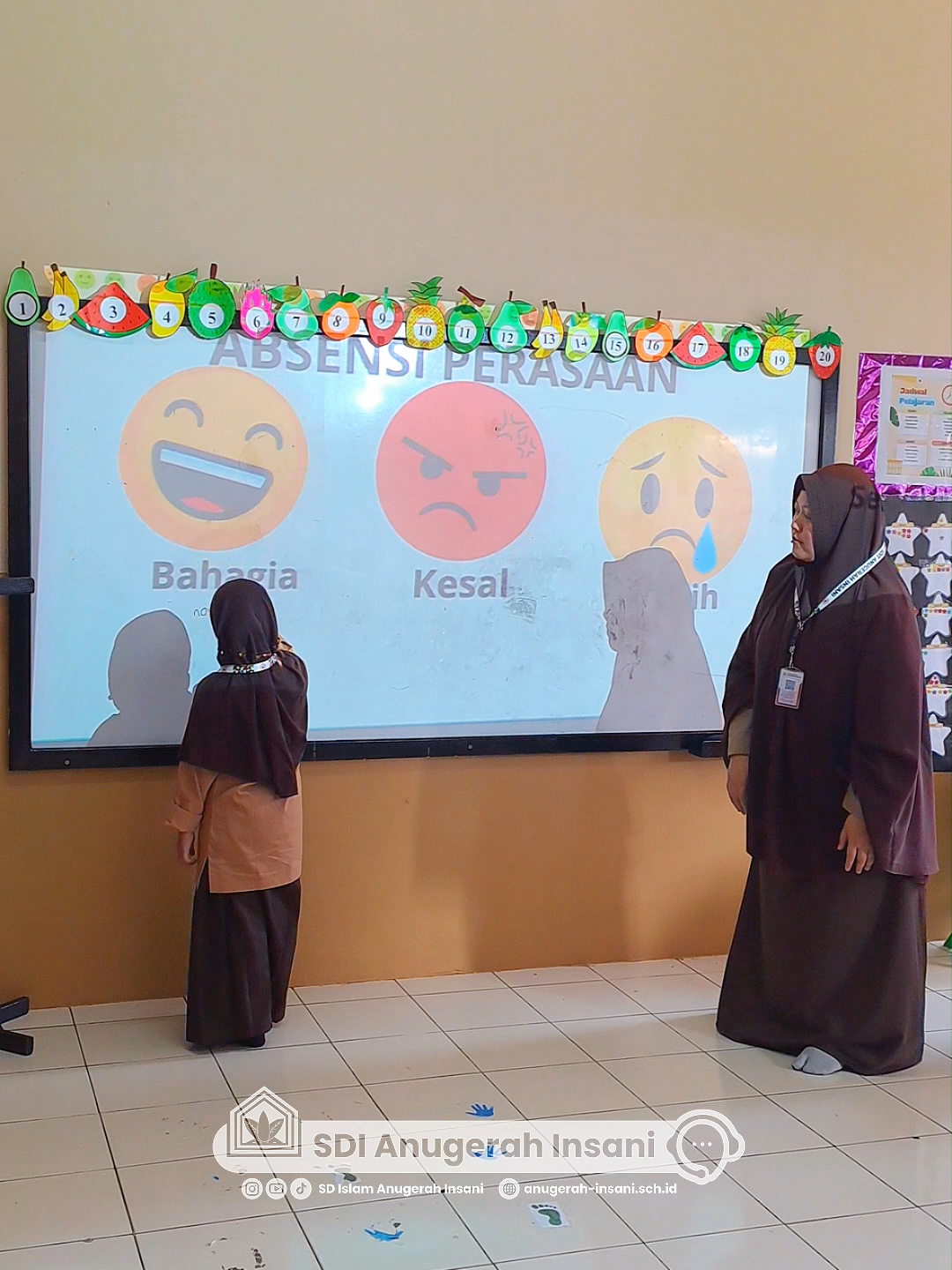 Assalamualaikum, Ayah, Bunda, Ayah, Bunda, di SDI Anugerah Insani, kami percaya bahwa keberhasilan pembelajaran tidak hanya ditentukan oleh seberapa banyak materi yang dipahami, tetapi juga oleh kondisi hati dan perasaan Ananda ketika berada di sekolah. Oleh karena itu, salah satu hal yang diperhatikan dengan penuh kasih sayang oleh guru adalah mood Ananda setiap harinya. Melalui kegiatan sederhana namun penuh makna, yaitu Absensi Perasaan, Ananda diajak untuk jujur terhadap apa yang ia rasakan🤗 Dalam kegiatan ini, Ananda memilih di antara tiga ekspresi perasaan yang ditampilkan melalui proyektor, Bahagia, Marah, atau Sedih. Dengan cara ini, guru dapat memahami suasana hati Ananda sejak awal, sehingga pembelajaran pun bisa berjalan lebih menyenangkan dan sesuai kebutuhan emosinya. Apabila ada Ananda yang memilih Marah atau Sedih, maka ibu guru tercinta dengan penuh kelembutan akan memberikan pelukan hangat, sebagai bentuk dukungan emosional agar Ananda merasa lebih baik, lebih tenang, dan siap kembali belajar dengan hati gembira✨ Kegiatan sederhana ini mengajarkan Ananda untuk berani mengekspresikan perasaan, sekaligus menumbuhkan rasa empati dan kepedulian di antara teman-temannya. Inilah wujud nyata bagaimana SDI Anugerah Insani tidak hanya mendidik dalam aspek akademik, tetapi juga merangkul Ananda secara emosional, sehingga sekolah benar-benar menjadi rumah kedua yang nyaman dan penuh kasih sayang🤗 #anugerahinsaniislamicschool #sekolahbogor