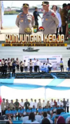 *Pengamanan ketat kunjungan kerja Wakil Presiden RI di Batam, Polresta Barelang pastikan situasi aman dan kondusif* Polresta Barelang – Wakil Presiden Republik Indonesia, Bapak Gibran Rakabuming Raka, B.Sc., melakukan rangkaian kunjungan kerja di Kota Batam, Provinsi Kepulauan Riau. Kegiatan kenegaraan tersebut mendapat perhatian serius dari jajaran keamanan, termasuk Polresta Barelang yang mengerahkan ratusan personel untuk memastikan seluruh rangkaian berjalan dengan aman, tertib, dan kondusif. Rabu (10/9/2025). Pengamanan diawali sejak kedatangan Wakil Presiden RI beserta Ibu Selvy Ananda Gibran dan rombongan di Bandara Internasional Hang Nadim Batam sekitar pukul 08.26 WIB. Kehadiran orang nomor dua di Indonesia ini turut disambut jajaran Forkopimda Kepri, termasuk Kapolresta Barelang Kombes Pol Zaenal Arifin, S.I.K. Setelah prosesi penyambutan, rombongan melanjutkan agenda kunjungan ke sejumlah lokasi strategis di Batam. Rangkaian kegiatan dimulai dengan peninjauan program Makanan Bergizi Gratis di SMK Negeri 1 Batam. Wapres RI bersama rombongan meninjau langsung proses distribusi makanan kepada siswa, berdialog, serta berfoto bersama para pelajar. Selanjutnya, kunjungan dilanjutkan ke Balai Perikanan Budidaya Laut Batam untuk melaksanakan panen perdana lobster sekaligus menyerahkan bantuan benih ikan kepada kelompok pembudidaya. Agenda berikutnya berlangsung di Barelang Seafood Restaurant, di mana Wakil Presiden RI menghadiri tatap muka bersama komunitas driver online Kota Batam. Acara ini juga mendapat pengamanan ketat dari gabungan personel Paspampres, TNI, dan Polri. Rombongan kemudian bergerak menuju Nongsa Digital Park untuk meninjau ekosistem digital dan industri kreatif yang dikelola putra-putri bangsa. Kapolresta Barelang Kombes Pol Zaenal Arifin, S.I.K. yang turut hadir dan memimpin langsung pengamanan di lapangan menegaskan bahwa jajaran Polresta Barelang telah menurunkan ratusan personel gabungan dalam rangka mendukung kelancaran kegiatan ini. “Kami memastikan seluruh rangkaian kunjungan kerja Bapak Wakil Presiden di Kota Batam berjalan aman, tertib, dan lancar. Kehadiran kami adalah bentuk komitmen Polri dalam memberikan pelayanan terbaik serta menjaga stabilitas keamanan di wilayah hukum Polresta Barelang,” tegasnya. Lebih lanjut, Kombes Pol Zaenal Arifin menambahkan bahwa pengamanan dilakukan secara berlapis dengan sinergi penuh bersama Paspampres, TNI, serta unsur Forkopimda Kepri. “Setiap lokasi kegiatan kami siapkan pola pengamanan yang sesuai prosedur tetap (protap). Hasilnya, dari awal kedatangan hingga kepulangan Wapres RI beserta rombongan, seluruh agenda berjalan lancar tanpa kendala berarti,” ujarnya. Rangkaian kunjungan kerja Wapres RI Gibran Rakabuming Raka di Batam ditutup dengan keberangkatan dari Bandara Internasional Hang Nadim menuju Jakarta sekitar pukul 15.26 WIB. Seluruh kegiatan dipastikan berlangsung dalam keadaan aman, tertib, dan terkendali. *Salam Presisi*