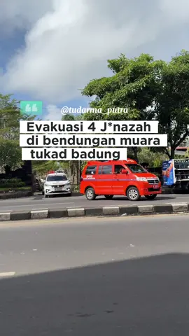 Kamis (11/9) Sementara empat Jen*zah yang berhasil di temukan di bendungan muara tukad badung jalan tanah kilap dan dievakuasi menuju Kamar Jenazah RSUP Prof I.G.N.G Ngoerah . Sebagai keluarga korban juga sudah berada di Kamar Jenazah. Evakuasi oleh Ambulance PANTASTIS BPBD Kota Denpasar, PMI Kota Denpasar dan dua Ambulance Relawan 🚑🚨 #penemuan #evakuasi #oranghilang #fyp 