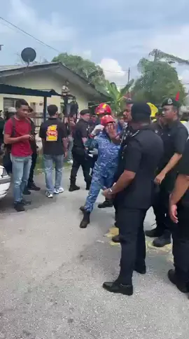Polis menjalankan tugas menjaga keamanan.. tapi..