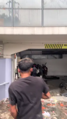 अब खायौ हैन? नियम भन्दा अगाडि सीमा नाघ्नुको नतिजा आफैं भोग्नु परेको छ। के गर्ने? कहाँ गएर सहयोग माग्ने? अपराधी त बाटोमा खुला घुमिरहेका छन्, जनता भने आफ्नै घरमा पनि शान्ति भएर सुत्न सकेका छैनन्।”