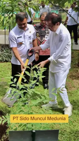 GUBERNUR JAWA TENGAH AHMAD LUTHFI berkunjung di PT SIDO MUNCUL kecamatan Bergas kab Semarang, Direktur PT SIDO MUNCUL Irwan Hidayat berharap Pemprov Jateng terus mendukung perusahaan 