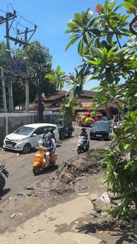 Proses pembersihan di Jalan Pulau Biak dilakukan dengan mengerahkan petugas Pemadam Kebakaran Kota Denpasar. Bagi para pengguna jalan, diimbau untuk menggunakan jalur alternatif. #banjir #fyp #viral #denpasar #bencanaalam 