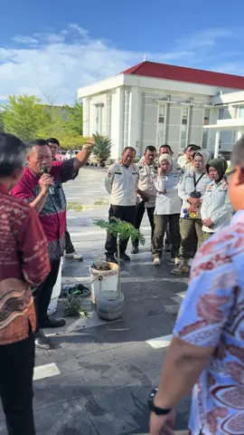 Staf Ahli Walikota Bidang Kesra, Drs. Taufiqqurahman, M.Si Mendemostrasikan Cara Memanfaatkan Limbah Organik di Olah Menjadi Pupuk Cair. Kegiatan Di Laksanakan Setelah Apel Pagi di Lingkup Sekretariat Daerah #pemkotpalopo  #sulawesiselatan  #pupukorganikcair 