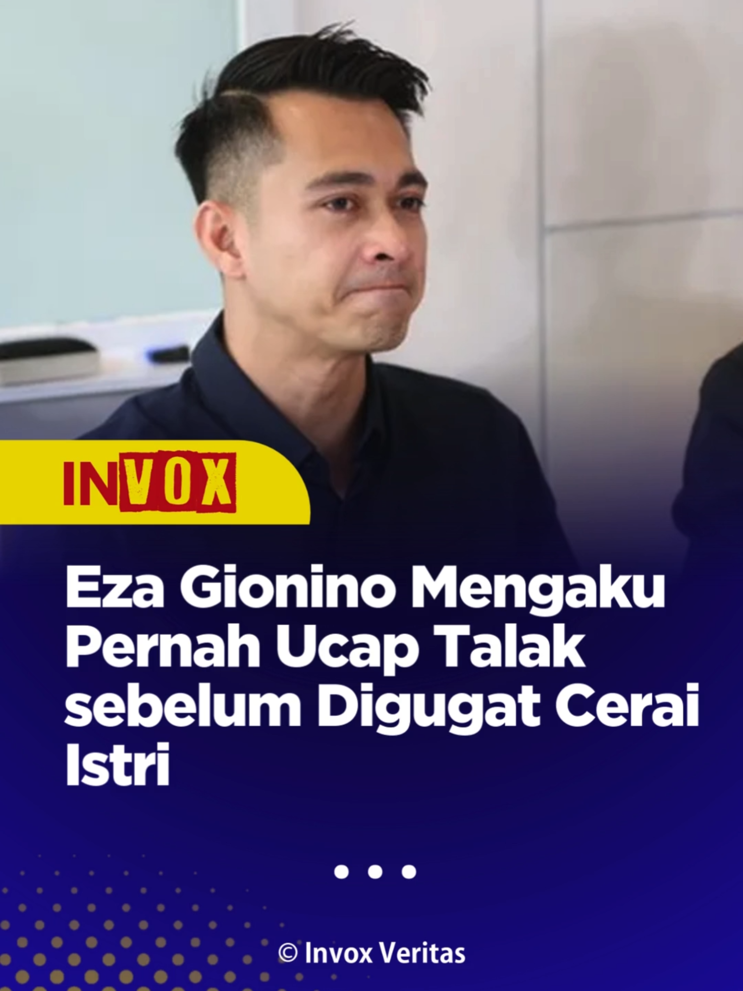 Artis sinetron Eza Gionino mengungkapkan ia pernah mengucapkan talak kepada sang istri, Meiza atau yang akrab disapa Eca sebelum akhirnya resmi digugat cerai oleh sang istri. Eza Gionino Bantah KDRT Jadi Alasan Utama Penyebab Gugatan Cerai Eza mengaku talak tersebut ia ucapkan dalam kondisi tengah emosi dan dimaksudkan sebagai teguran semata. Ia tak menyangka setelahnya, Meiza benar-benar menggugat cerai dirinya. “Dalam kondisi emosi terakhir kali itu saya bilang saya talak satu, ya. Itu gunanya untuk memberikan teguran secara Islam dari saya pribadi. Tujuannya supaya kita sama-sama bisa introspeksi diri,” ujar Eza, dikutip dari kanal YouTube, Kamis (11/9/2025). Eza menerangkan, konflik dirinya dengan Meiza dimulai sejak awal Agustus 2025. Namun pada saat itu, ia mengklaim dirinya sudah mengalah dengan keluar dari rumah. “Awal Agustus 2025 cekcok dengan Meiza, kemudian saya berikan ruang dan waktu ke dia. Saya mengalah dan keluar rumah,” imbuhnya. Ia mengaku terkejut ketika tiba-tiba menerima gugatan cerai. Menurutnya, masalah yang terjadi antara dirinya dan sang istri hanya sebatas komunikasi yang kurang lancar. Sehingga masih bisa diselesaikan secara baik tanpa harus bercerai. “Ini masalah komunikasi dengan Eca. Saya merasa ini semua masih bisa kita selesaikan dengan baik,” tutur Eza.
