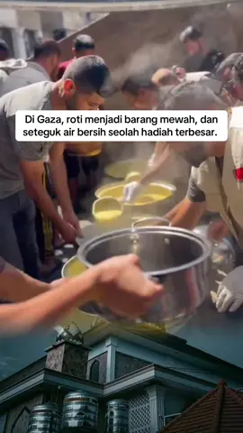 Di Gaza, roti menjadi barang mewah, dan seteguk air bersih seolah hadiah terbesar. Anak-anak menunggu antrean panjang hanya untuk sesuap makanan. Saat dunia menikmati hidangan berlimpah, mereka berjuang melawan rasa lapar. Apakah kita bisa berpaling dari jeritan perut yang kosong itu?”#freepalestine #SavePalestine #gaza #masukberanda #fyp 