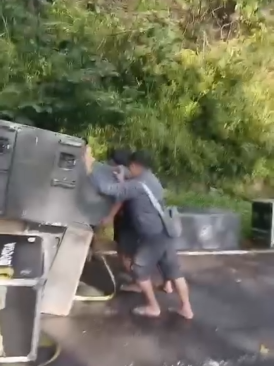 #soundviral  #riswandaaudio  #RiswandaLaka  Info pagi pickup elsapek crew riswanda tergelincir di tanjakan gunung tunggangan alhamdulillah tidak ada korban langsung di kondisikan 11/9/25