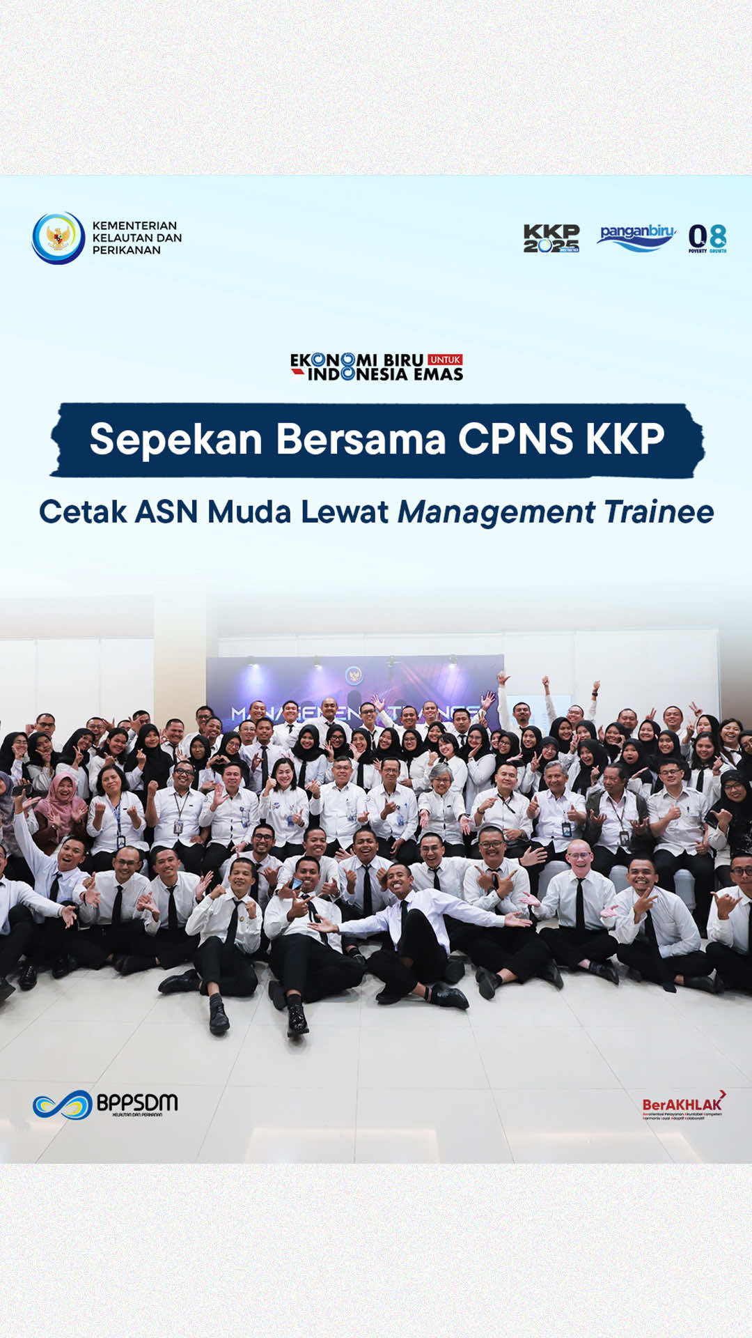 #MinaMania Sepekan Bersama CPNS @Kementerian Kelautan Perikanan  Menteri Kelautan dan Perikanan @Sakti Wahyu Trenggono , membuka Program Management Trainee CPNS KKP 2024 sekaligus meluncurkan Corporate University KKP pada 3 September 2025. 📚 Program ini diikuti oleh 243 CPNS dan berlangsung selama 99 hari. Rangkaian kegiatan yang sudah dilakukan antara lain: 🇮🇩 Bela Negara bersama Dodik Rindam III Siliwangi di @BPPA Sukamandi  🧑‍🤝‍🧑 Leadership Training dengan Sekolah Tinggi Manajemen PPM Jakarta 🏛️ Local Culture KKP sebagai pengenalan organisasi melalui 10 unit eselon I Kepala @BPPSDM KP @INR4diarta menegaskan tahapan selanjutnya adalah Cross Unit Assignment selama 52 hari di berbagai UPT #KKPGOID. Semua ini menjadi langkah awal membentuk ASN muda KKP yang unggul, kompeten, dan siap mengawal Ekonomi Biru berkelanjutan. 🌏💙 @Didit Herdiawan Ashaf  #PanganBiru #2025KKPRiseTogether #EkonomiBiruUntukIndonesiaEmas         Instagram: @bppsdm_puslatkp Facebook: Bppsdm Puslat KP X: @bppsdm_puslatkp TikTok : @bppsdm_puslatkp Youtube : Pusat Pelatihan Kelautan dan Perikanan SnackVideo : @bppsdm_puslatkp