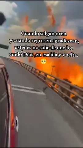 🚨🚨 Momento exacto en el que se registra la explosión de una pipa cargada con 49,500 litros de Gas LP sobre la Calzada Ignacio Zaragoza, debajo del puente la Concordia en Iztapalapa, CDMX. El video que circula en redes sociales fue grabado por una mujer que se encontraba dentro de un autobús del servicio público cuando ocurrió la explosión, provocando caos y desesperación entre los usuarios del transporte. #paratiiiiiiiiiiiiiiiiiiiiiiiiiiiiiii #fipシ #explosion #cdmx #noticias 