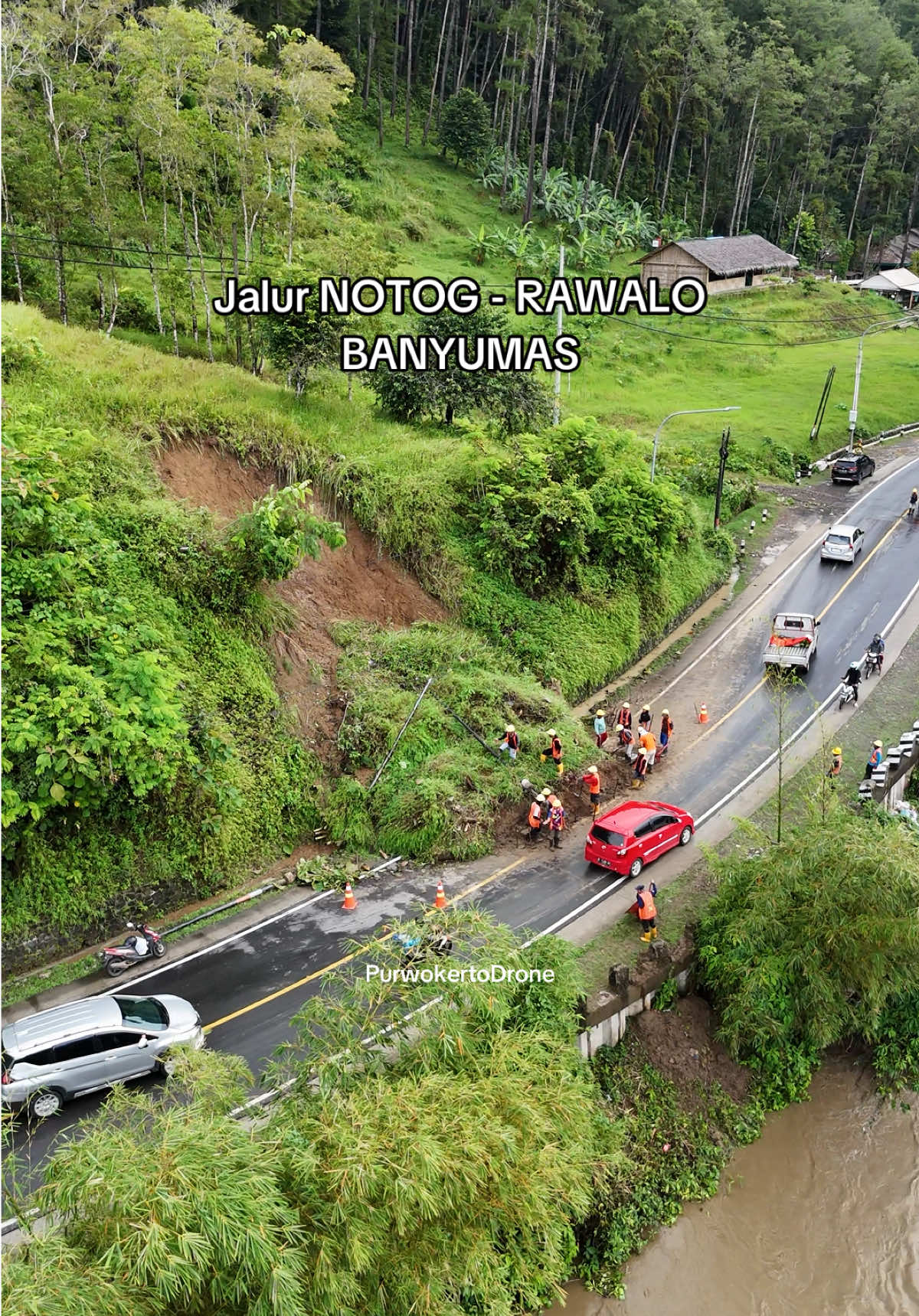 Setelah diguyur hujan , terjadi longsor kamis 11 September 2025  di Tambaknegara Rawalo .  Pengambilan video pkl 09.30 Wib Sing pada ati-ati nek lewat kene ya lurr ...  #purwokertodrone #promoseruweekend #longsor 