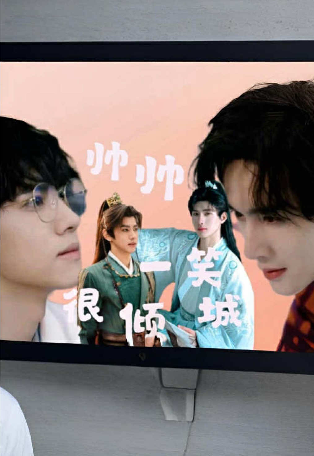 🎬 PHÁO HOA KÝ ————— Một trò chơi trực tuyến  Một xạ thủ vô danh và một nhạc sư đứng đầu bảng xếp hạng - hai con người tưởng chừng chẳng bao giờ giao nhau. Một lần kết đôi trong game, tưởng chỉ là nhiệm vụ, lại vô tình mở ra một mối liên kết khó lý giải. Từ pháo hoa rực rỡ trên bầu trời ảo ảnh, đến lời mời gặp gỡ ngoài đời thực...Khoảnh khắc quay đầu ấy, là điểm khởi đầu của một câu chuyện mới. Thế giới ảo đã kết thúc, nhưng hành trình phía trước chỉ vừa bắt đầu. Khi khoảng cách giữa trò chơi và hiện thực bị xóa nhòa - điều gì đang chờ đợi họ? Liệu kết nối mong manh có trở thành một tình yêu thật sự - họ sẽ chọn tiếp tục, hay dừng lại? ————— DIRECTOR:XIAOXIN果茶 VIETSUB: DNJS.TKD #trienhien #zhanxuan #luuhienthua #liuxuancheng #xuhuong