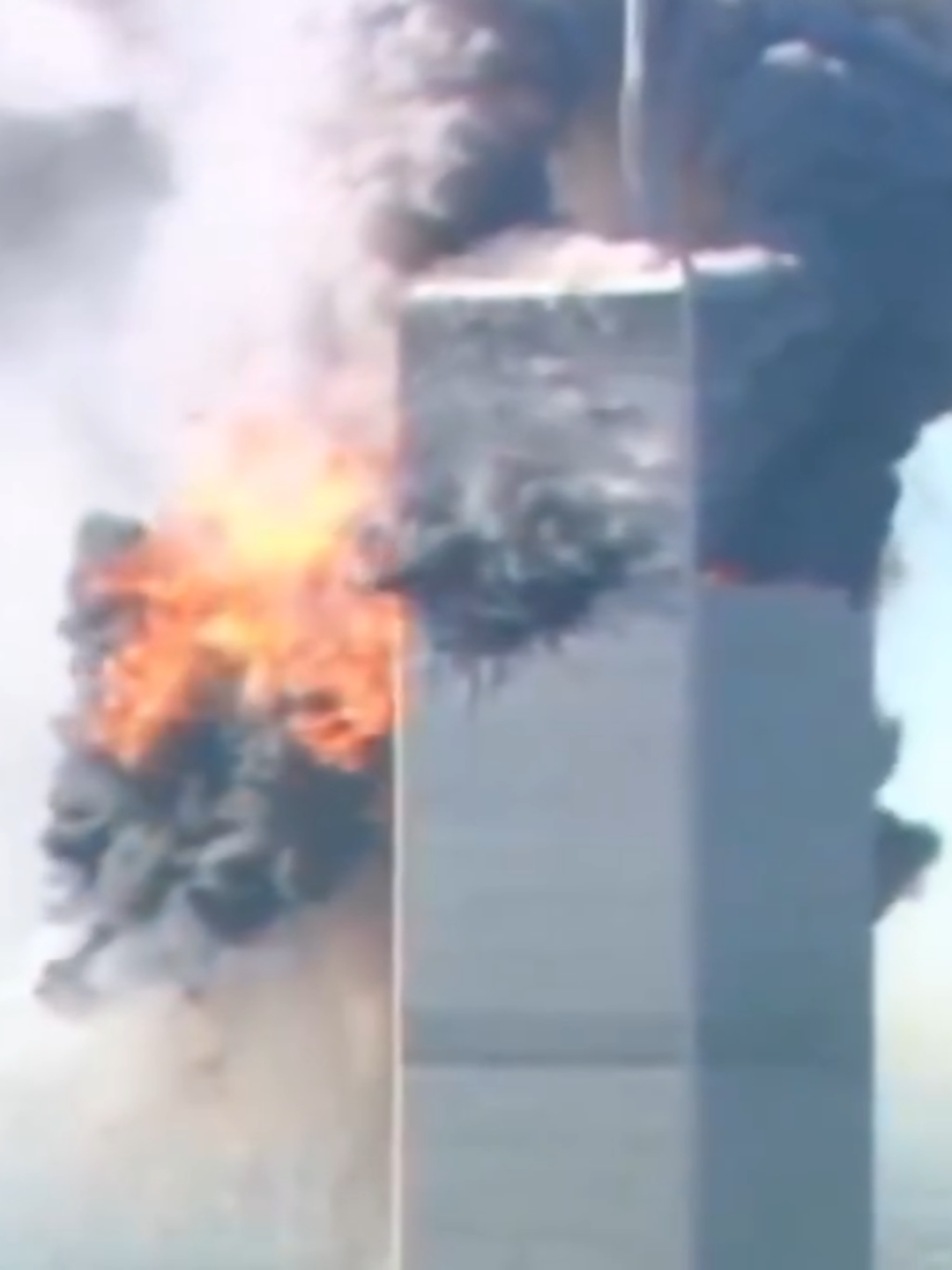 ครบรอบ 24 ปี! เหตุวินาศกรรม 11 กันยายน 2001 หรือที่รู้จักกันในชื่อ 9/11 เป็นการโจมตีของผู้ก่อการร้ายที่สร้างความสะเทือนขวัญครั้งใหญ่ที่สุดในประวัติศาสตร์สหรัฐอเมริกา เหตุการณ์นี้เกิดขึ้นในเช้าวันอังคารที่ 11 กันยายน 2001 โดยกลุ่มผู้ก่อการร้าย 19 คนของกลุ่มอัลกออิดะฮ์ได้จี้เครื่องบินโดยสารของสายการบินพาณิชย์ 4 ลำ เพื่อใช้เป็นอาวุธโจมตีเป้าหมายสำคัญ . การโจมตีเริ่มต้นขึ้นในเวลา 8:46 น. ตามเวลาท้องถิ่น เมื่อเครื่องบิน อเมริกันแอร์ไลน์ เที่ยวบินที่ 11 ที่ถูกจี้ได้พุ่งเข้าชนอาคารเหนือของอาคารแฝด เวิลด์เทรดเซ็นเตอร์ ในนครนิวยอร์ก การชนครั้งนี้สร้างหลุมขนาดใหญ่บนตัวอาคาร ทำให้เกิดเพลิงไหม้รุนแรงและมีควันดำพวยพุ่งไปทั่วท้องฟ้า ผู้คนในนิวยอร์กต่างตกตะลึงกับภาพที่เห็น แต่หลายคนยังไม่เข้าใจว่าเกิดอะไรขึ้นกันแน่ จนกระทั่งเวลา 9:03 น. เครื่องบิน ยูไนเต็ดแอร์ไลน์ เที่ยวบินที่ 175 ก็พุ่งเข้าชนอาคารใต้ของเวิลด์เทรดเซ็นเตอร์ การโจมตีครั้งที่สองนี้ทำให้ทุกคนตระหนักทันทีว่านี่คือการโจมตีของผู้ก่อการร้าย ไม่ใช่อุบัติเหตุ . ไม่นานหลังจากนั้น ในเวลา 9:37 น. เครื่องบิน อเมริกันแอร์ไลน์ เที่ยวบินที่ 77 ได้พุ่งเข้าชนอาคาร เพนทากอน ในรัฐเวอร์จิเนีย ซึ่งเป็นที่ตั้งของกระทรวงกลาโหมสหรัฐฯ การโจมตีที่นี่ได้ทำลายอาคารบางส่วนและทำให้เกิดเพลิงไหม้รุนแรง ขณะที่ผู้คนทั่วโลกกำลังติดตามข่าวด้วยความตกใจ ก็มีข่าวการโจมตีครั้งที่สี่เกิดขึ้นในเวลา 10:03 น. เมื่อเครื่องบิน ยูไนเต็ดแอร์ไลน์ เที่ยวบินที่ 93 ตกในทุ่งแห่งหนึ่งใกล้กับเมืองแชงค์วิลล์ รัฐเพนซิลเวเนีย จากการสืบสวนภายหลังพบว่าผู้โดยสารและลูกเรือบนเครื่องบินลำนี้ได้ร่วมกันต่อสู้กับผู้ก่อการร้ายเพื่อแย่งชิงการควบคุมเครื่อง ทำให้เครื่องบินไม่สามารถไปถึงเป้าหมายที่เชื่อกันว่าเป็นอาคารรัฐสภาหรือทำเนียบขาวได้ . ผลลัพธ์ของการโจมตีนั้นร้ายแรงอย่างคาดไม่ถึง อาคารแฝดเวิลด์เทรดเซ็นเตอร์ซึ่งเป็นสัญลักษณ์ของเศรษฐกิจสหรัฐฯ ได้พังถล่มลงมาทั้งสองอาคาร โดยอาคารใต้ถล่มลงมาก่อนในเวลา 9:59 น. ตามด้วยอาคารเหนือในเวลา 10:28 น. การถล่มของอาคารทั้งสองทำให้อาคารโดยรอบได้รับความเสียหายอย่างหนักและทำให้มีผู้เสียชีวิตจำนวนมาก โดยเฉพาะเจ้าหน้าที่ดับเพลิงและตำรวจที่รีบเข้าไปช่วยเหลือผู้คนในอาคาร มีผู้เสียชีวิตจากเหตุการณ์นี้รวมเกือบ 3,000 คน รวมถึงผู้ที่อยู่บนเครื่องบิน ผู้ที่ทำงานในอาคาร และเจ้าหน้าที่กู้ภัยที่เสียสละ . เหตุการณ์ 9/11 ได้เปลี่ยนแปลงสหรัฐอเมริกาและโลกไปอย่างสิ้นเชิง นำไปสู่การประกาศ สงครามต่อต้านการก่อการร้าย ของประธานาธิบดีจอร์จ ดับเบิลยู. บุช การโจมตีครั้งนี้เป็นเหตุผลสำคัญที่ทำให้สหรัฐฯ บุกเข้าโจมตีอัฟกานิสถานเพื่อโค่นล้มกลุ่มตอลิบานที่ให้ที่พักพิงแก่อัลกออิดะฮ์ และตามล่าตัวอุซามะห์ บิน ลาเดน ผู้นำกลุ่มอัลกออิดะฮ์ที่เป็นผู้วางแผนการโจมตี นอกจากนี้ยังมีการเพิ่มมาตรการรักษาความปลอดภัยทางการบินที่เข้มงวดขึ้นทั่วโลก รวมถึงการจัดตั้งกระทรวงความมั่นคงแห่งมาตุภูมิของสหรัฐฯ เพื่อป้องกันการโจมตีในอนาคต . เหตุการณ์ 9/11 ไม่เพียงแต่เป็นการสูญเสียชีวิตครั้งใหญ่ แต่ยังเป็นเหตุการณ์ที่สร้างบาดแผลทางจิตใจให้กับผู้คนจำนวนมาก และเป็นจุดเปลี่ยนที่สำคัญในประวัติศาสตร์สมัยใหม่ที่ส่งผลกระทบต่อความสัมพันธ์ระหว่างประเทศ การเมือง และความมั่นคงไปทั่วโลก . ในเหตุการณ์วินาศกรรม 9/11 มีเครื่องบินโดยสารทั้งหมด 4 ลำที่ถูกจี้ และใช่ครับ มีเครื่องบินพุ่งชนอาคารเพนทากอนด้วย . นี่คือรายละเอียดของเครื่องบินแต่ละลำและเป้าหมายที่ถูกโจมตี : . เวิลด์เทรดเซ็นเตอร์ (อาคารเหนือ) : เครื่องบิน อเมริกันแอร์ไลน์ เที่ยวบินที่ 11 (American Airlines Flight 11) รุ่น Boeing 767-200ER พุ่งชน . เวิลด์เทรดเซ็นเตอร์ (อาคารใต้): เครื่องบิน ยูไนเต็ดแอร์ไลน์ เที่ยวบินที่ 175 (United Airlines Flight 175) รุ่น Boeing 767-200 พุ่งชน . เพนทากอน: เครื่องบิน อเมริกันแอร์ไลน์ เที่ยวบินที่ 77 (American Airlines Flight 77) รุ่น Boeing 757-200 พุ่งชน . เพนซิลเวเนีย: เครื่องบิน ยูไนเต็ดแอร์ไลน์ เที่ยวบินที่ 93 (United Airlines Flight 93) รุ่น Boeing 757-200 ตกในทุ่งหญ้า หลังจากผู้โดยสารพยายามต่อสู้กับผู้ก่อการร้าย