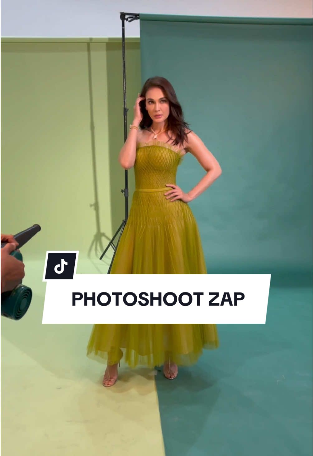 oh gitu caranya @Maxime Bouttier 🤔😄 #BTSPhotoshootZAP #DayLuna