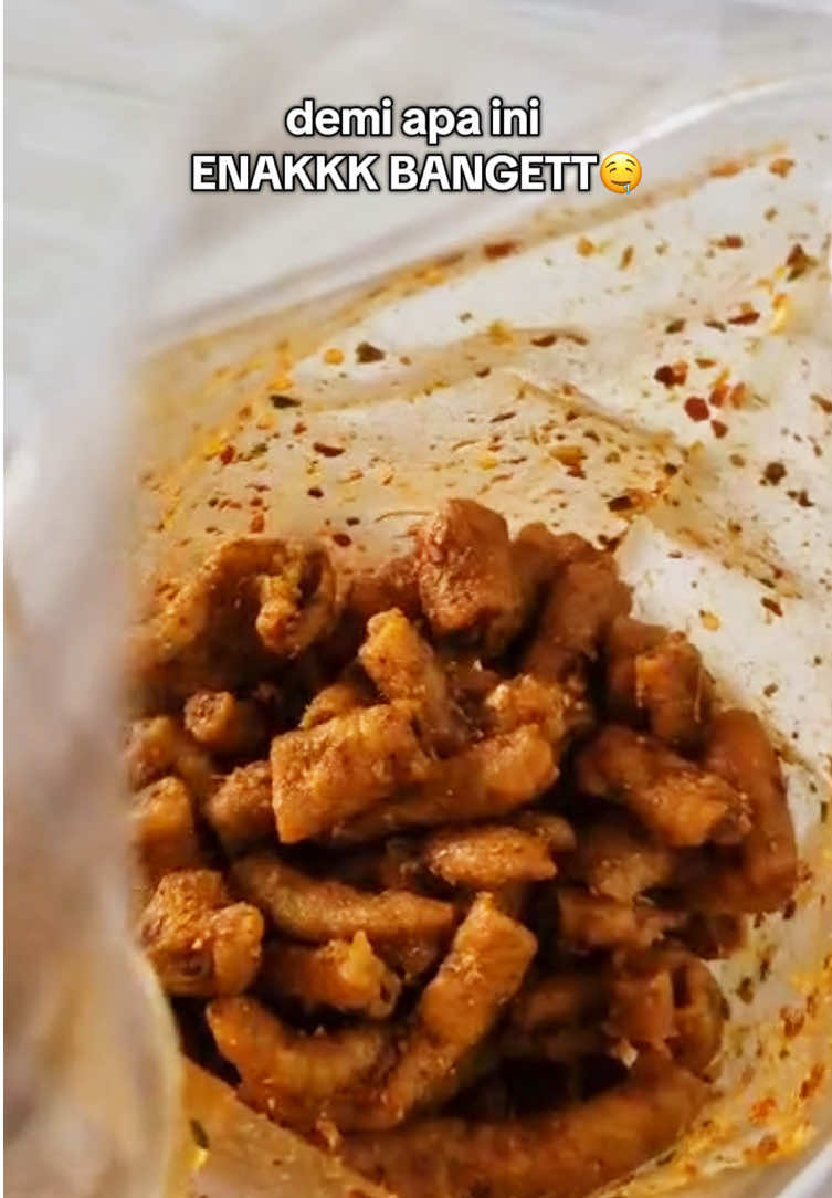 fix surga duniaa bikin nagih bgtt😭🫵🏻 kamu tim langsung ngemil atau makan bareng nasi anget? @sohibcemilan #ususkrispy #ususpedasdaunjeruk #sohibcemilan #asmrmakan #fyp 