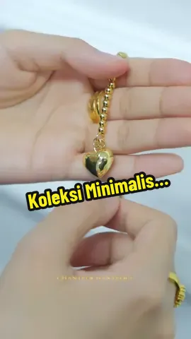 Hi ampa.. skrg nie ramai yg suka pakai design2 yg simple2.. halus2 tau.. ada yg pakai stacking 2-3 urat lagi..sesuai pakai harian,x rimas tau klu buat keje.. yg lebar2 tue sesuai pakai klu pegi event.. so klu ampa minat nk order,tekan ja butang showcase kami.. direct beg kuning ampa… jom… #syurgaperhiasanwanita #emassadur #emassadur24k #cclovers #emasbangkok 