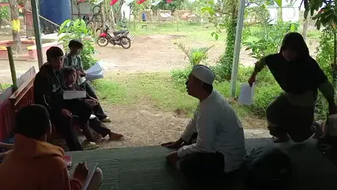 guru buta mengajar murid-murid sekolah Alam prasasti