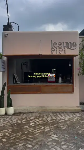 newest place Solo! ngga perlu ke Bali sekarang Solo punya cafe spot ala-ala GiSu 🌷💌😍  #lesungpipi #cafesolo #solo 