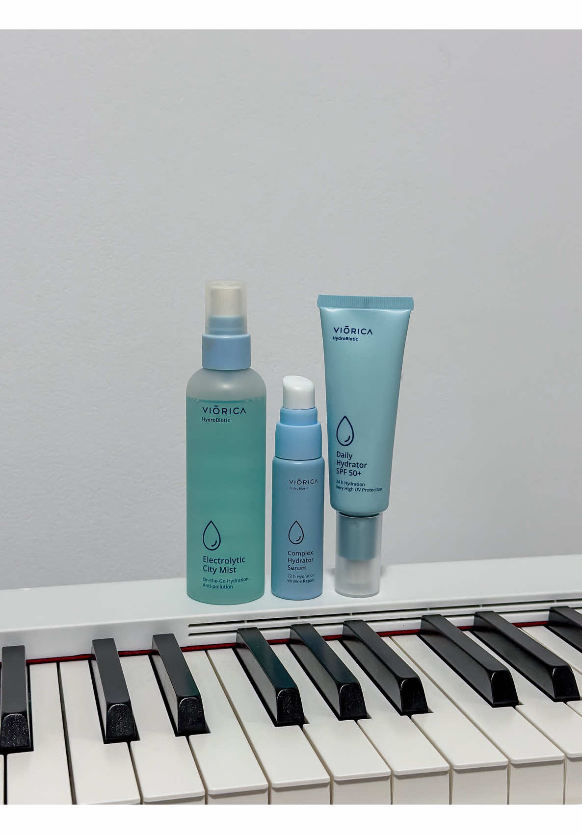 Rutina perfectă de la @viorica_cosmetic_romania  Mist-ul HydroBiotic: un strop de prospețime imediat după curățare, care îmi calmează pielea și o pregătește pentru tot ce urmează. Serul HydroBiotic: un adevărat shot de hidratare, cu electroliți și ingrediente ce rețin apa acolo unde trebuie. Rezultatul? Elasticitate și un glow natural. Crema HydroBiotic cu SPF 50: ușoară, protectoare și perfectă pentru fiecare zi. După doar o săptămână, pielea devine mai echilibrată, hidratată și fericită.