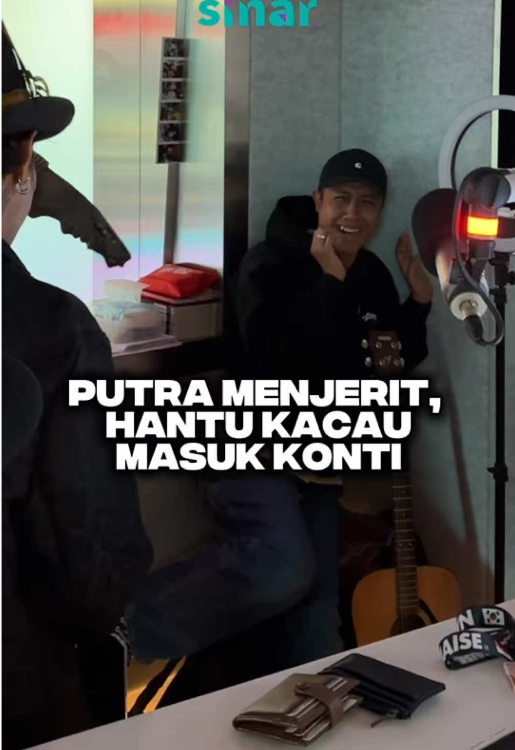 Yang ini kan? Dia ingat dia boleh terlepas ke 😏  Aduhai betul punya takut eh @putraanuar__ 🤣 Jeritan awak tu megalahkan jeritan Acik @shieraijoy lah 😂  #SINARKongsi #SINARMuzikRetroTerbaik #fyp #foryoupage #fyppppppppppppppppppppppp 