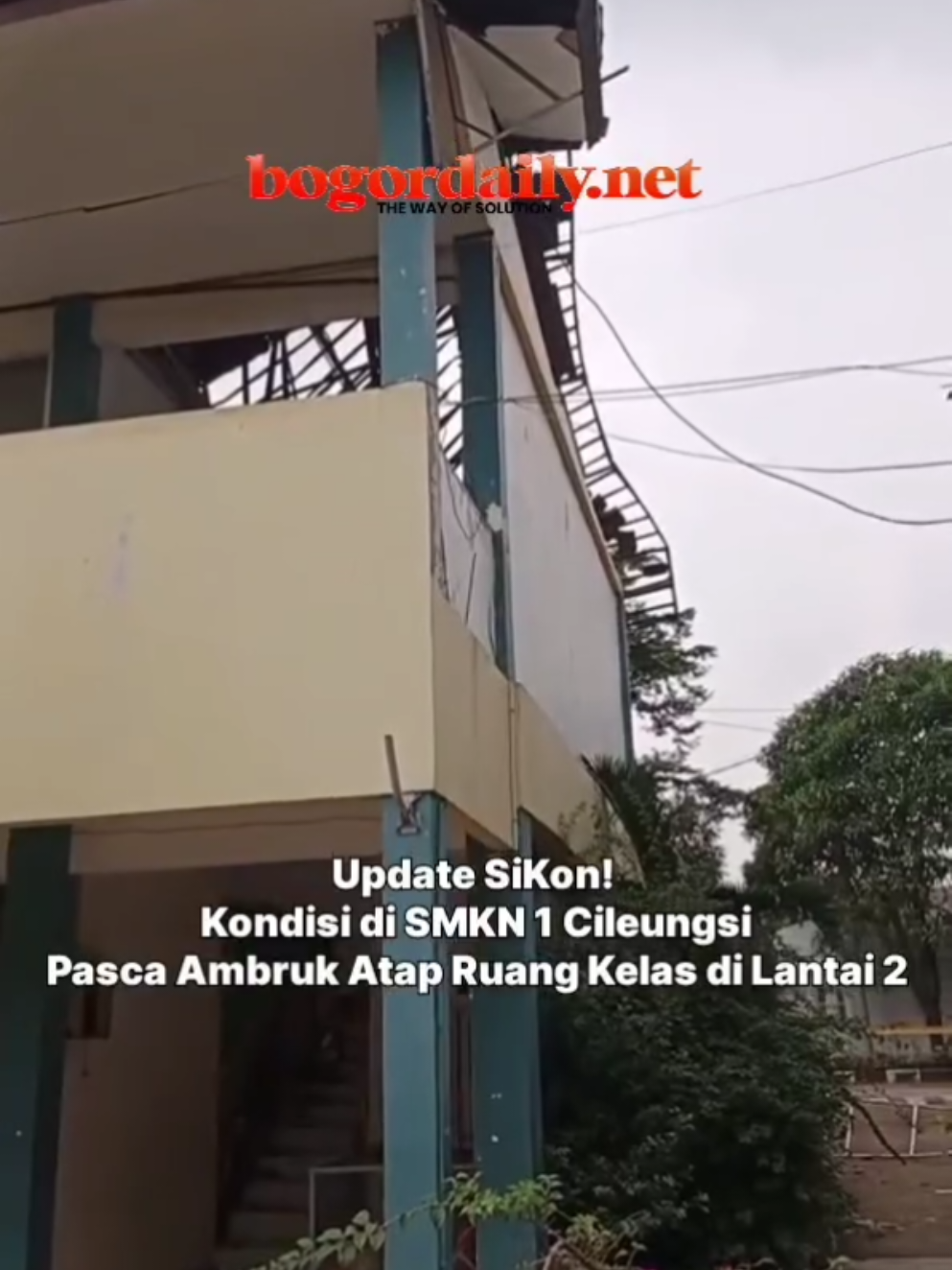 Update SiKon!  Kondisi terkini di SMKN 1 Cileungsi, Kabupaten Bogor, pasca ambruknya atap ruang kelas di lantai 2 sekolah tersebut.  Pantauan di lokasi, area gedung terdampak sudah dipasangi garis polisi.  Sementara, aktifitas belajar mengajar dilakukan secara daring.  Petugas BPBD, Damkar, dan TNI - Polri terlihat masih berjaga di lokasi guna melakukan assesmen lebih lanjut. 🎥: Dimas/Bogordaily.net #bogordailynews #bogor #kabupatenbogor #update #sekolahambruk   