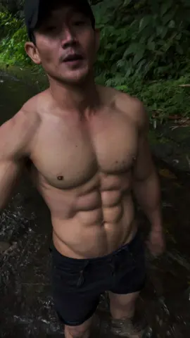 Main air di hutan bareng bestie bikin suasana makin seru. Angin sejuk, suara alam, dan percikan air jadi teman main yang bikin lupa waktu. Sambil buka baju biar bebas bergerak, rasanya kayak kembali ke alam asli. Momen sederhana tapi penuh tawa dan kebahagiaan.