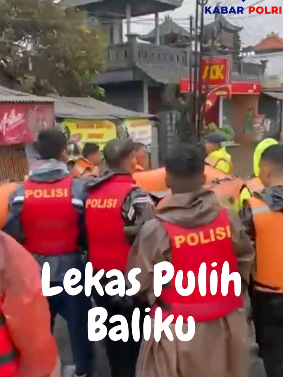 Hujan deras pada 9–10 September 2025 menyebabkan banjir dan longsor di sejumlah wilayah Bali. 🚨 Dampak bencana: ⚫ 7 orang meninggal dunia ⚫ 47 orang luka-luka ⚫ 237 warga mengungsi ke 4 lokasi Saat ini tim gabungan masih membersihkan jalur terdampak dan menyalurkan bantuan. Polri terus melakukan evakuasi dan mengimbau masyarakat tetap waspada karena cuaca berpotensi memicu bencana susulan. #KabarPolri #InfoPolri #Bali #fyp  #polri 
