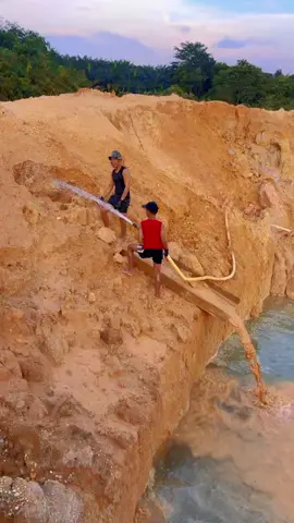 Wow amazing, penambang emas terbaik, looking for gold#treasurehunting #golddiscovery #findgold #treasuretrove 